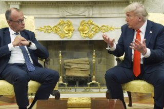 Donald Trump (à droite) a reçu le chancelier allemand Friedrich Merz dans le Bureau ovale. KEYSTONE/AP/Evan Vucci